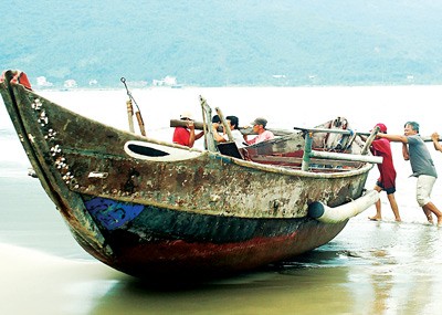 Fishermen sheltering a boat from a storm in Da Nang City (File Photo: SGGP) Fishermen sheltering a boat from a storm in Da Nang City (File Photo: SGGP)